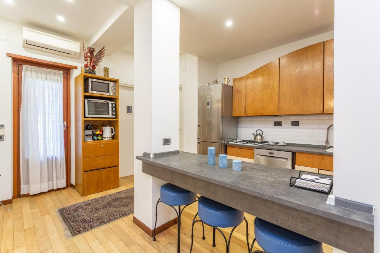 Appartement St Peter'S Spacious 4 Bdr With Private Parking à Rome Extérieur photo